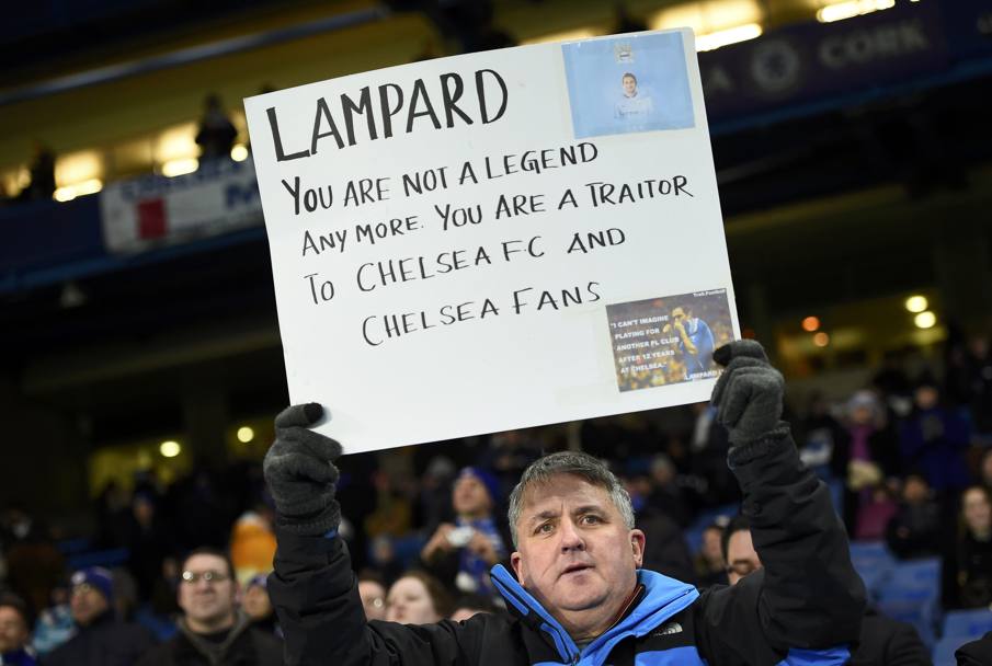 C&#39; anche qualcuno che per non manda gi l&#39;addio di Lampard: sul cartello questo tifoso esprime tutto il suo disappunto per il 